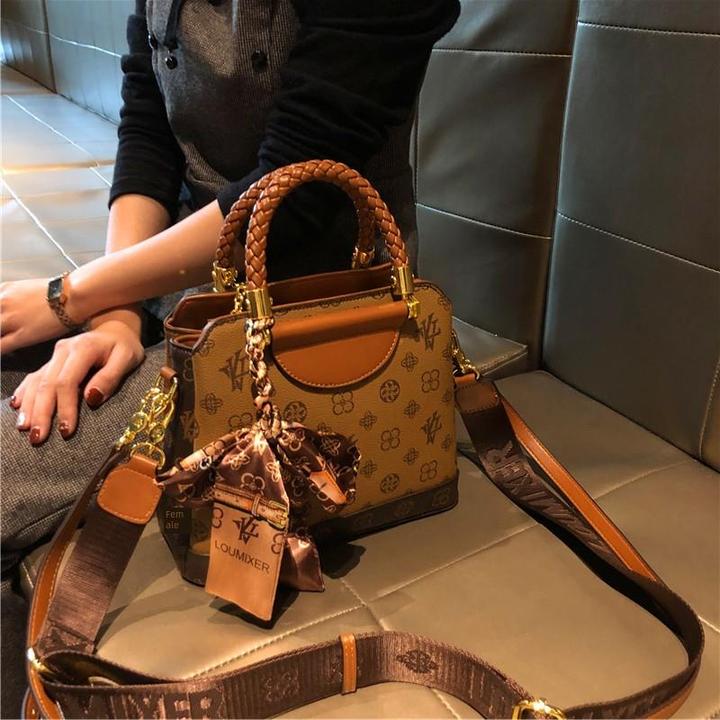 香港品牌女款爆款休闲女士包新款轻奢洋气时尚斜挎包包中号托特包