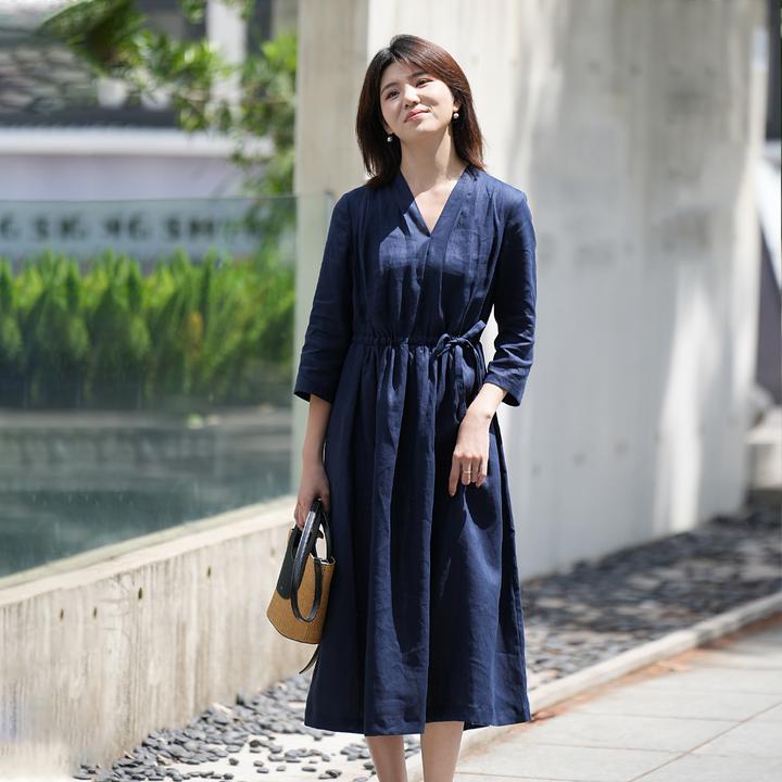 十五家2025秋装新款亚麻v领收腰显瘦连衣裙子通勤百搭纯色七分袖