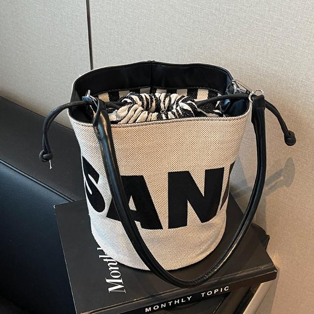 韩版小众时尚字母水桶包女2025新款质感百搭单肩斜挎包上班通勤包