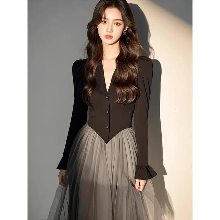 2025春秋新款V领拼接网纱收腰连衣裙女时尚高级感显瘦中长款裙子