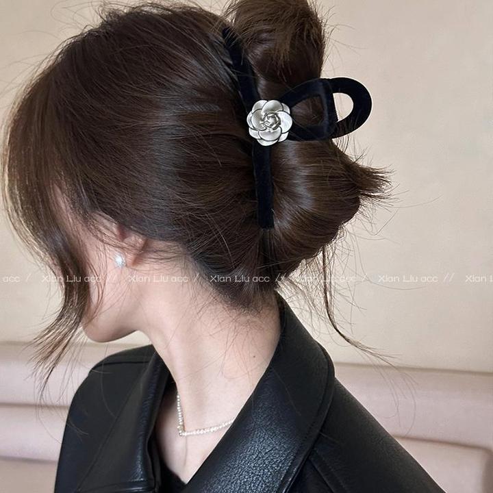 高级感磨砂灰色山茶花丝绒抓夹女2025新款发夹后脑勺盘发鲨鱼夹子
