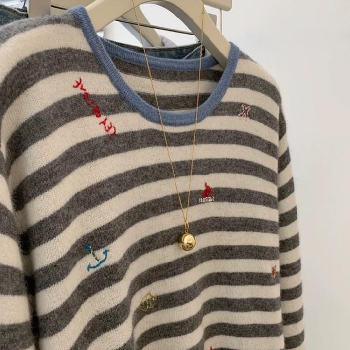 撞色圆领刺绣条纹针织衫女秋冬慵懒风软糯毛衣宽松设计感打底上衣