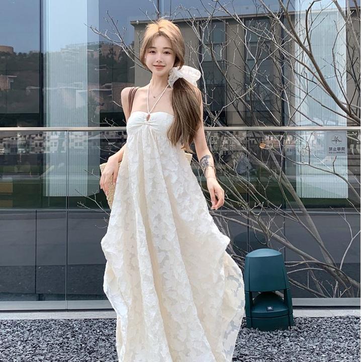 海边度假风露背挂脖连衣裙沙滩裙女早春带胸垫A字裙纯欲镂空长裙