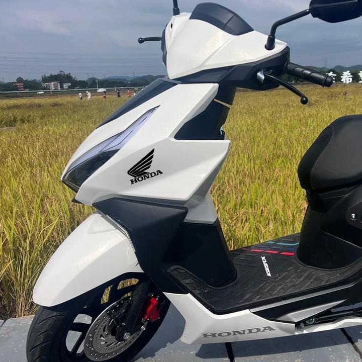 适用本田裂刃NS125RX翅膀贴纸摩托车头眼睛贴纸防水反光车贴装饰