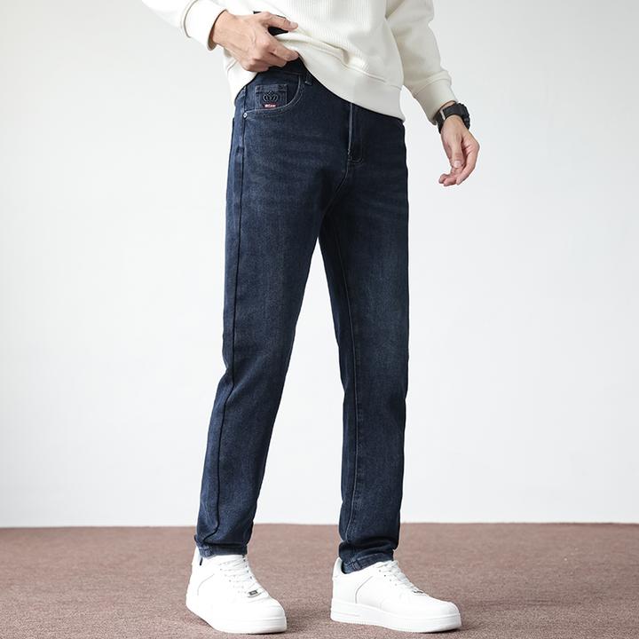 白墙棕地板蓝色秋冬款牛仔裤男加绒保暖2025新款冬季修身牛仔裤子