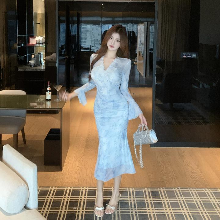 纯欲风性感V领喇叭袖印花连衣裙法式设计感秋季气质修身包臀长裙