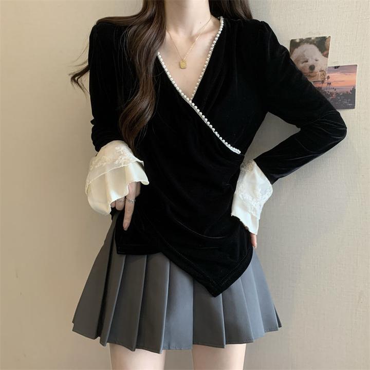 高级感黑色金丝绒V领长袖衬衫女秋冬设计感拼接蕾丝喇叭袖上衣