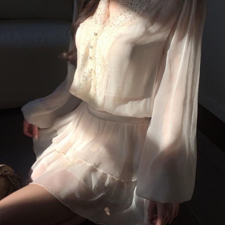 白水女 雾都恋人 法式纯欲V领蕾丝荷叶边连衣裙B50954331