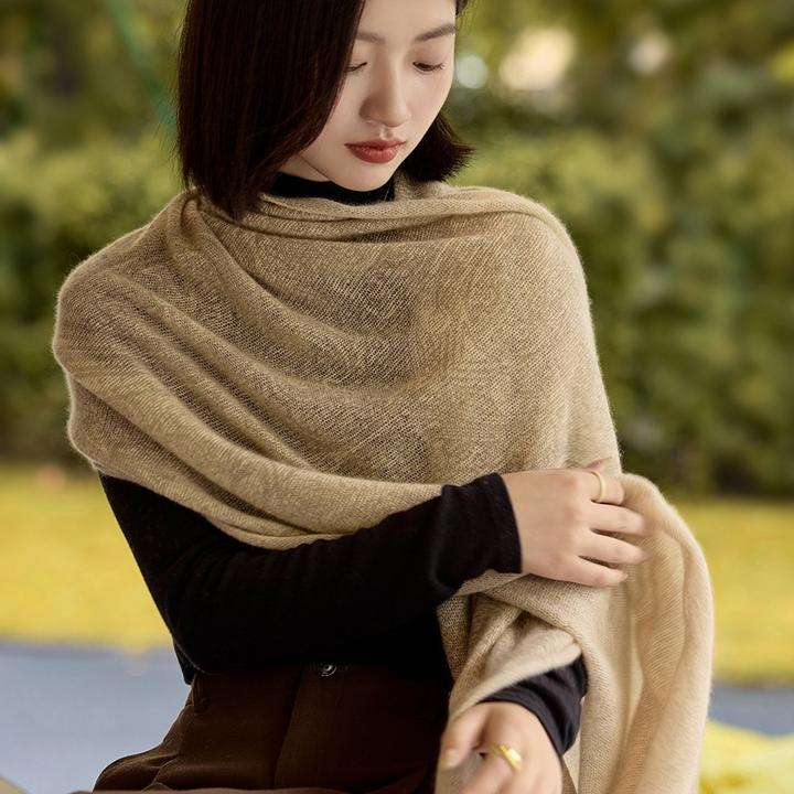 秋冬羊绒围巾保暖印花长款披肩气质指绒轻薄百搭贵气围脖