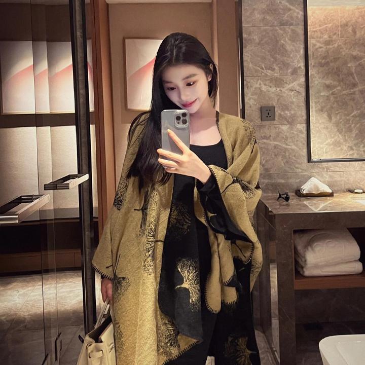 外搭披肩女2025新款民族风新建大西北旅游围巾拍照出片氛围感斗篷