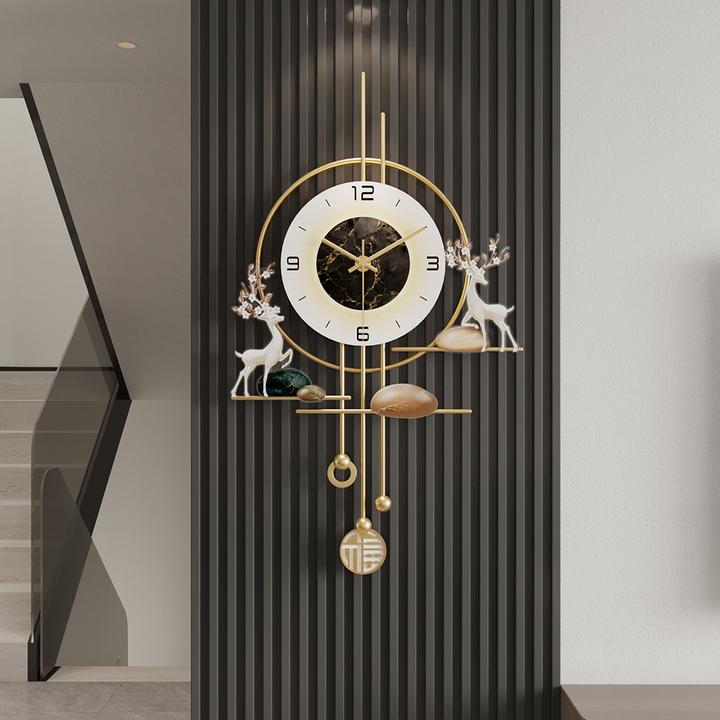 时尚创意麋鹿挂钟2025年新款钟表挂墙高档客厅时钟轻奢风艺术挂表