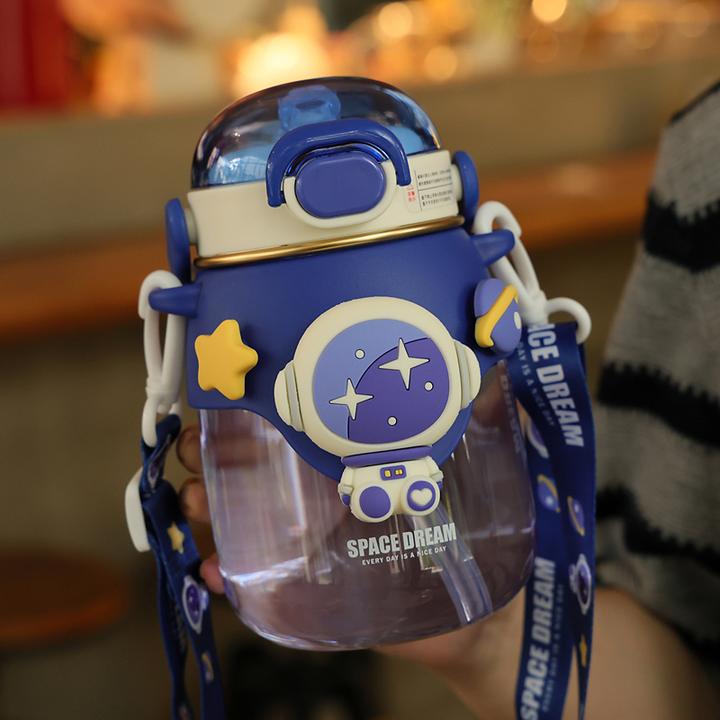 虎牌勇固宇航员儿童水杯新款上学专用幼儿园吸管杯小学生男孩斜挎