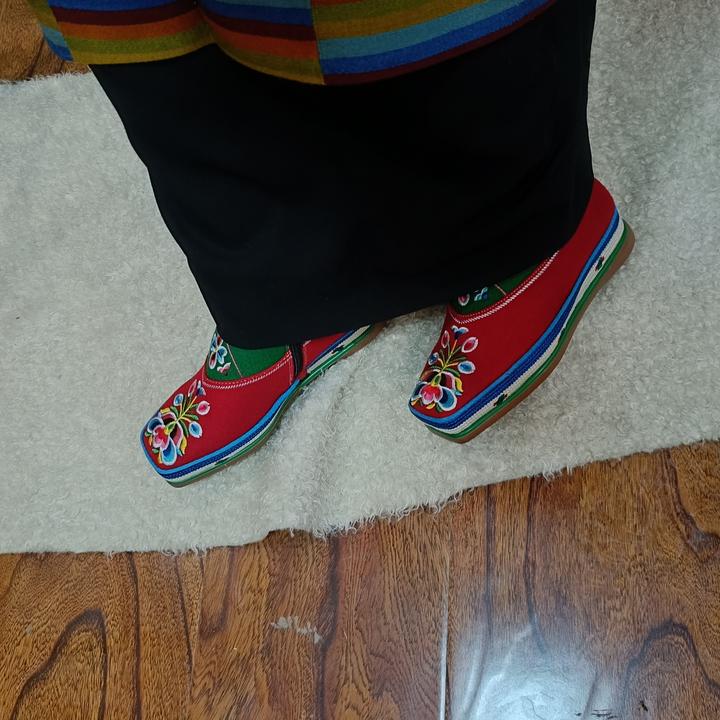 民族风格2025年女士新款绣花鞋防滑舒适