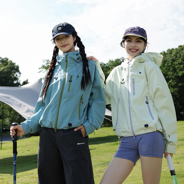 蕉下客2025秋冬短款女户外三合一冲锋衣防风防水小个子登山冲锋衣