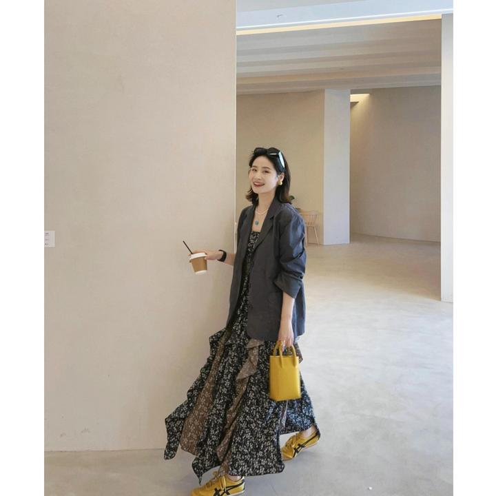 2025秋季韩系穿搭一整套灰色西装外套女搭配碎花吊带连衣裙两件套