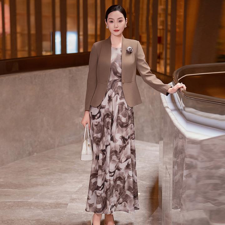 棕逸--首尚格释2025秋季新款时尚外套背心连衣裙套装两件套女中长