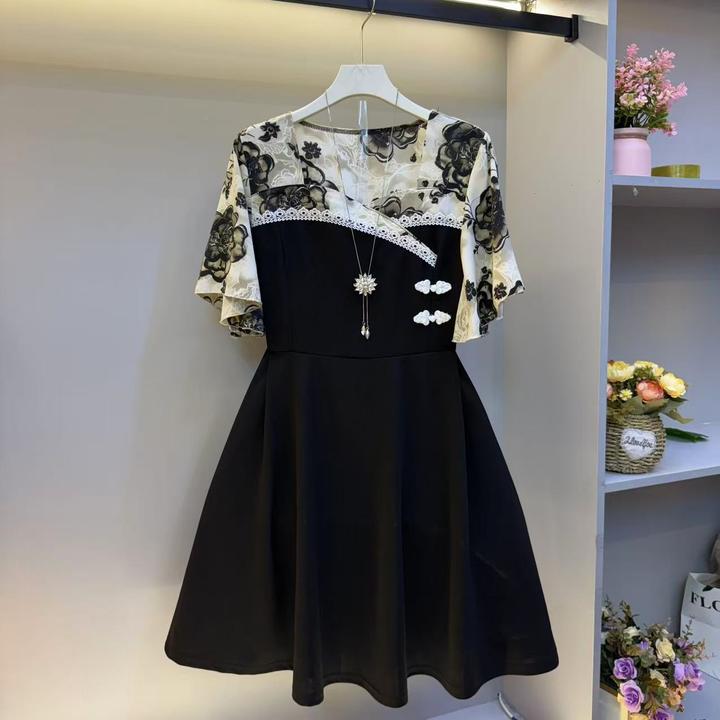 夏新款大码时尚洋气喇叭袖复古盘扣自然收腰艺术风拼接显瘦连衣裙