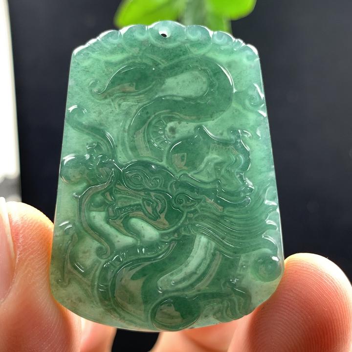 优惠纯天然翡翠蓝绿色飞龙在天龙行天下龙牌吊坠精雕送礼