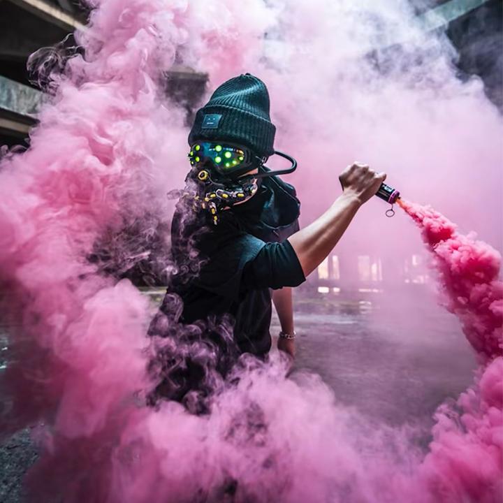 新年户外小孩玩具手持烟雾棒彩跑粉红色气氛组徒步登山求救信号灯