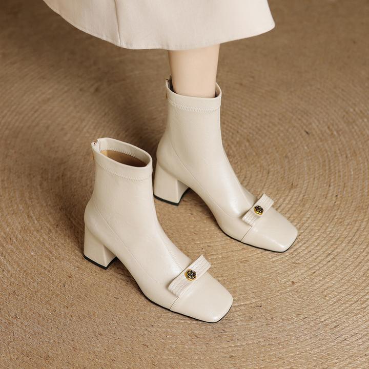 秋冬皮靴蝴蝶结方头粗跟高跟短靴女棕色米白色靴子职业鞋瘦瘦靴QD