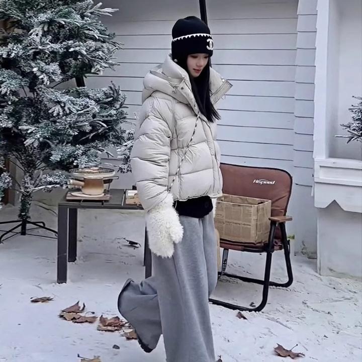 泡芙松软龟背白色短款羽绒服女2024冬季新款云朵白鸭绒连帽面包服