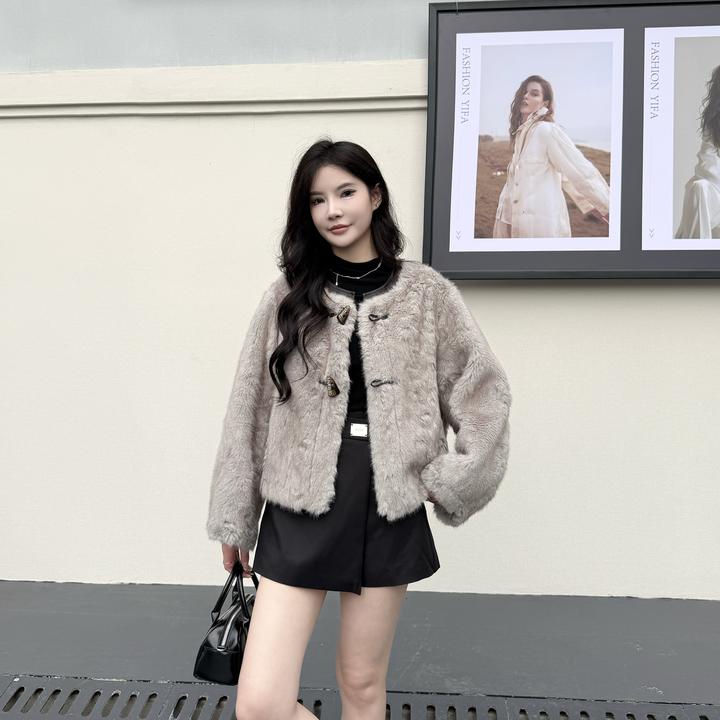 圆领短款牛角扣女短外套2025冬季小香风百搭显瘦皮毛一体毛毛衣