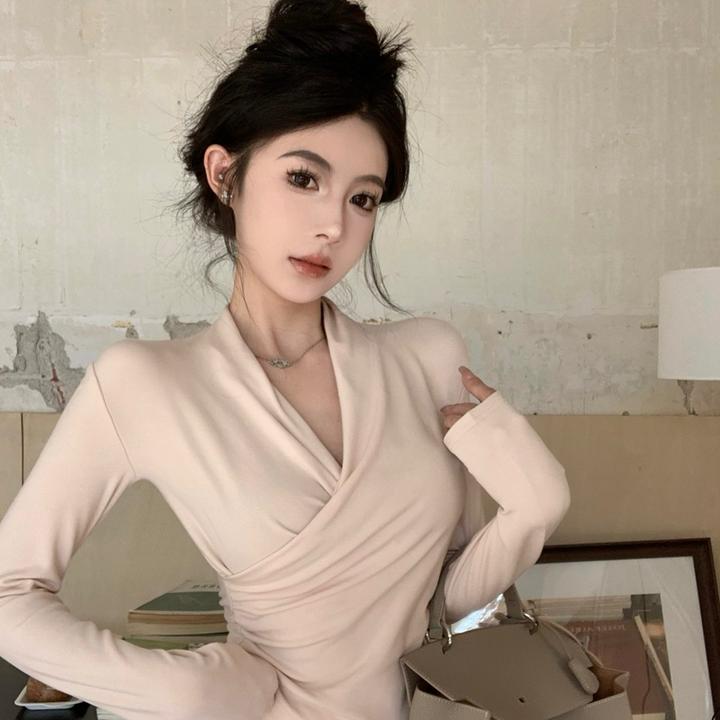 纯欲风设计感V领交叉长袖T恤2025秋冬新款气质修身显瘦纯色打底衫