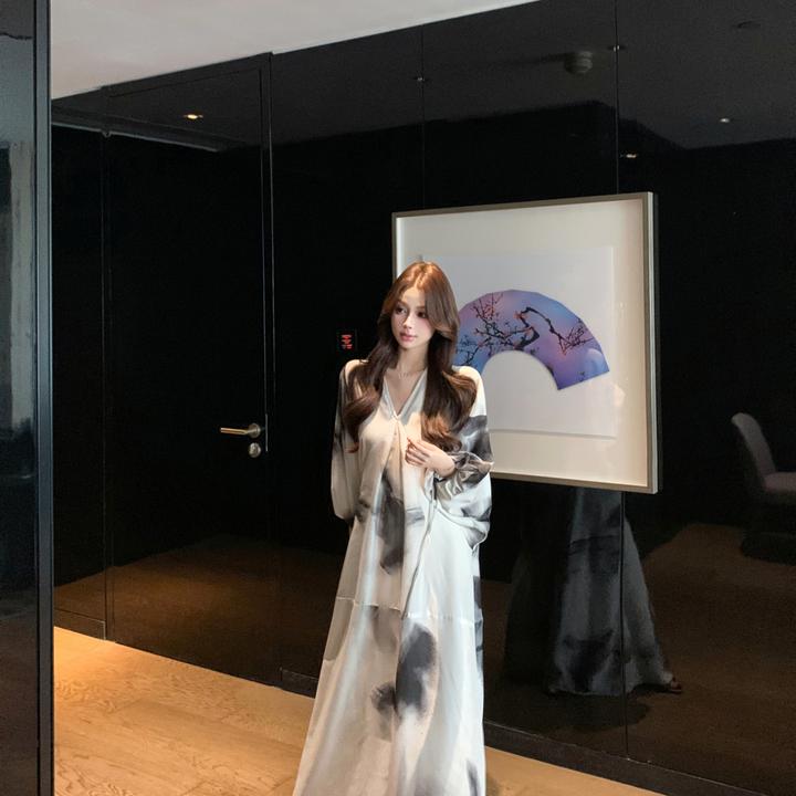 慵懒松弛感水墨晕染长袖连衣裙女2025秋季新款国风V领气质长裙子