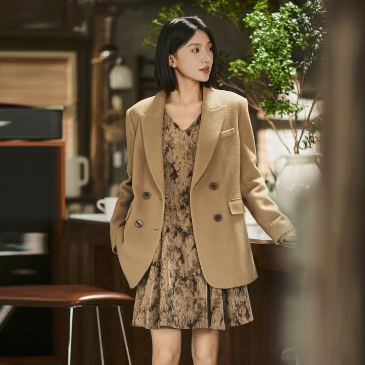 XG/雪歌厚款咖色毛呢外套2025冬季新款绵羊毛大衣女XK410023A109