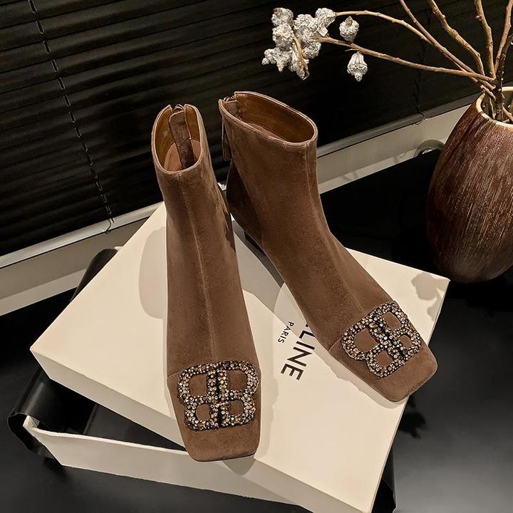 法式设计感粗跟咖色小短靴女2025秋冬新款水钻扣瘦瘦靴方头时装靴