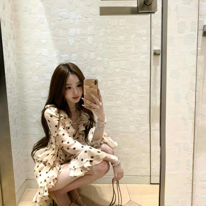 2025新款法式风情时尚复古V领波点印花修身荷叶边袖路连衣裙