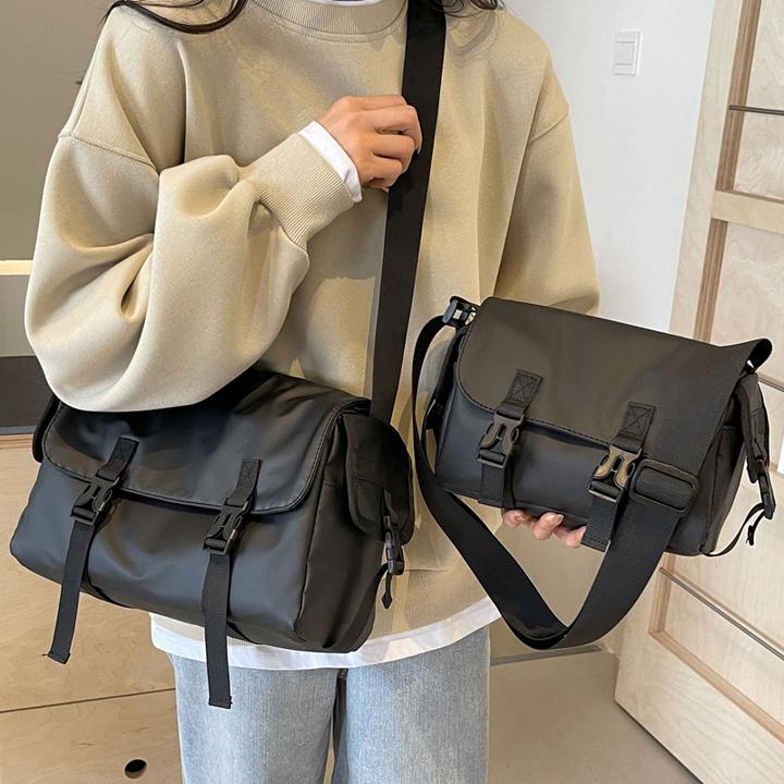 黑色今年流行男女中性简约邮差包防水休闲百搭斜挎包女潮流单肩包