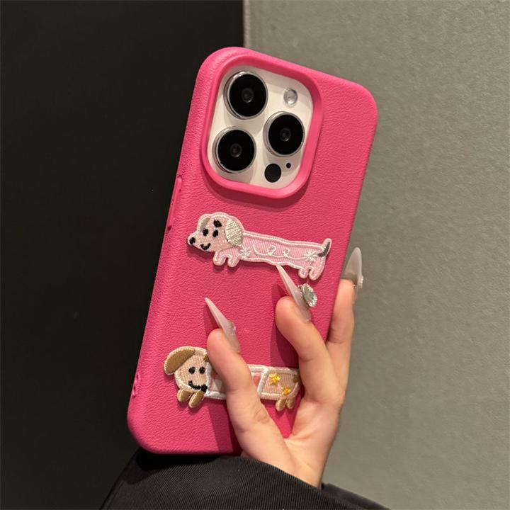 玫红底两只刺绣小狗苹果15promax手机壳iPhone15新款14防摔13女12