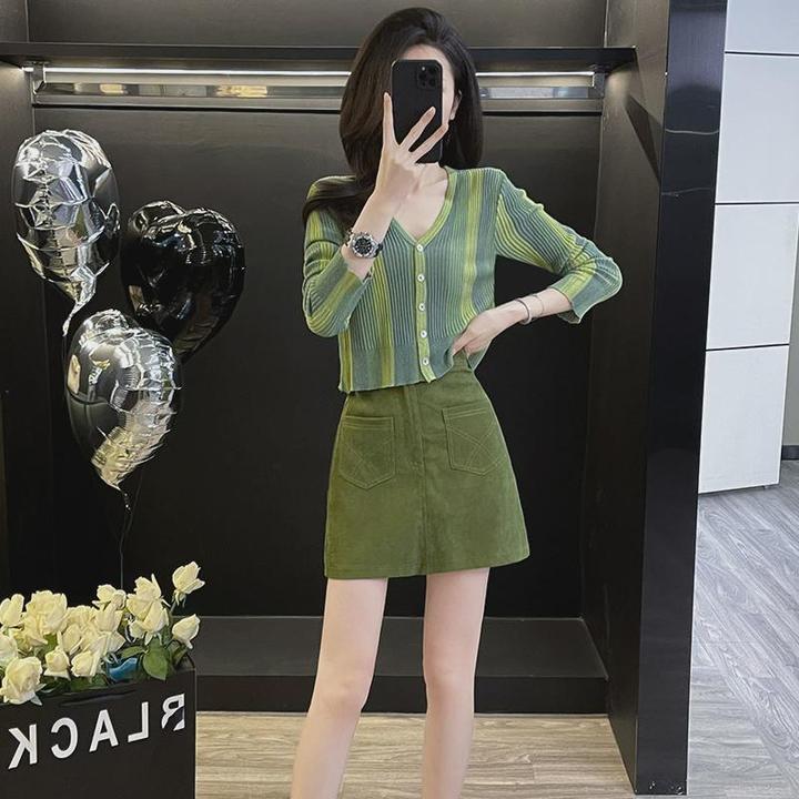 2024初秋新款套装女气质v领针织长袖开衫绿色短裙休闲时尚两件套