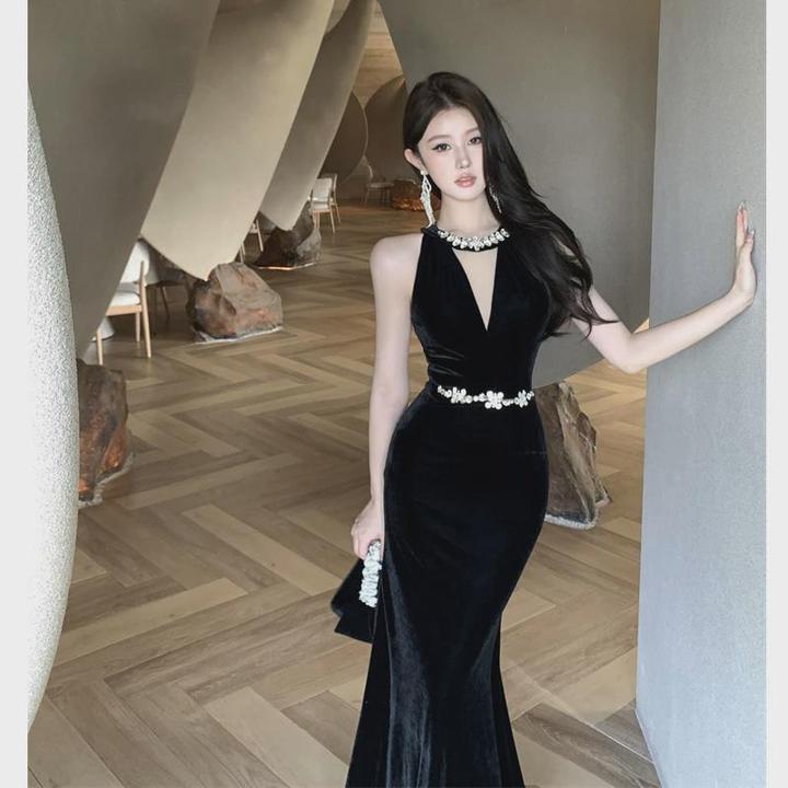 法式高级性感黑色丝绒挂脖连衣裙女秋季气质生日晚礼服鱼尾包臀裙