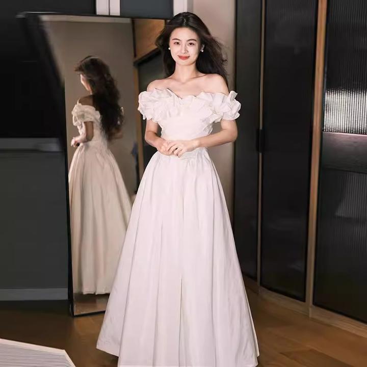 法式一字肩晚礼服女设计感轻婚纱新娘结婚订婚白色领证登记小白裙
