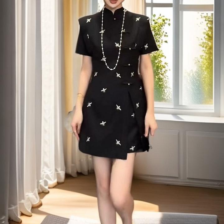 小个子两件套女时尚套装网红小香风显瘦气质减龄刺绣开叉上衣短裤