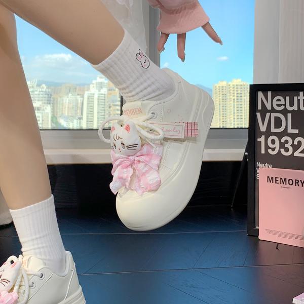 人本小白鞋女2025新款好看的面包鞋女百搭配裙子可爱学生休闲板鞋