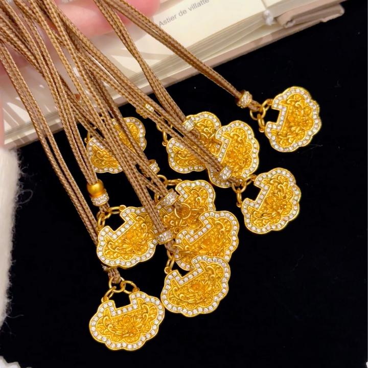 铜合金项链 荷合如意锁包项链  新中式錾刻点钻荷花锁包毛衣链