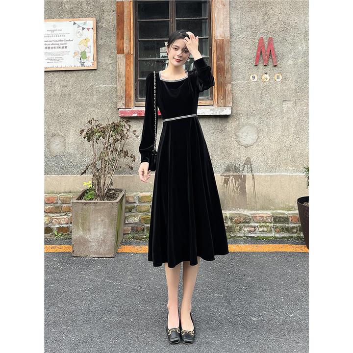 赫本风法式黑色连衣裙女2025新款秋季时尚长袖丝绒裙子方领小黑裙