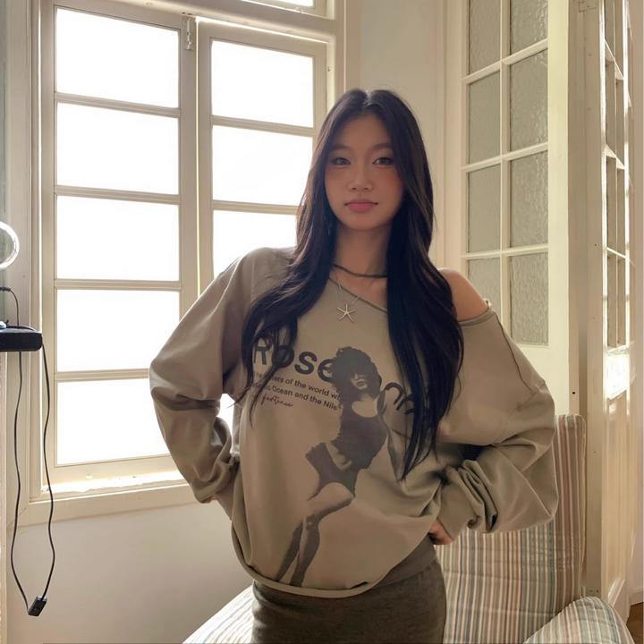 运补6 米美式复古人像印花做旧长袖打底衫斜肩卷边卫衣宽松女上衣