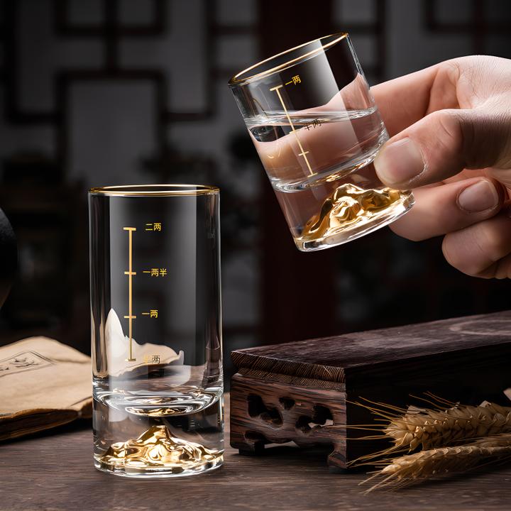 家用二两白酒杯带刻度大号水晶玻璃金箔酒具金山一两杯创意