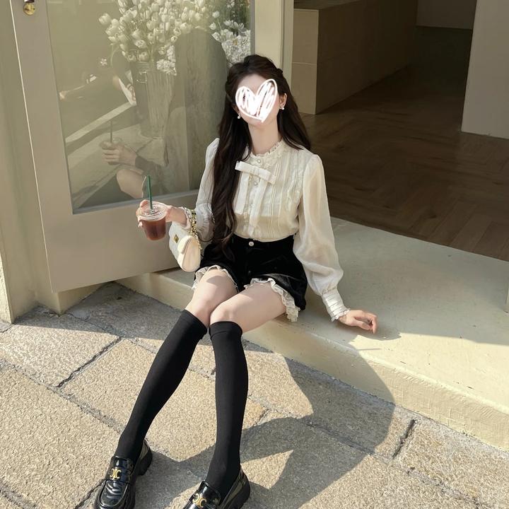 蕾丝拼接复古气质衬衫女2025新款高腰百搭黑色灯笼短裤两件套8572