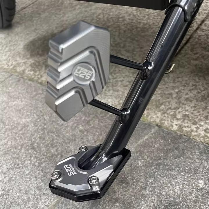 适用铃木摩托车UY125加大加宽脚撑垫UU脚掌UE铝合金辅助块改装件