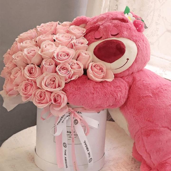草莓熊抱抱桶粉玫瑰花束新鲜鲜花告白送女友预约送达全国同城配送
