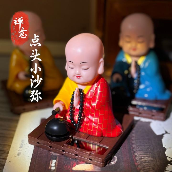 太阳能车载和尚汽车摆件创意自动点头敲木鱼车内装饰小财神摆件