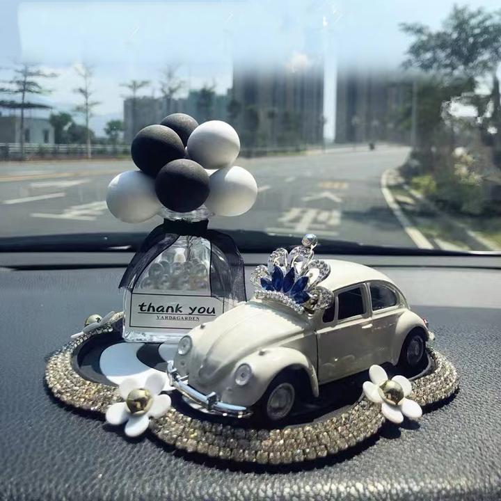 车载香薰持久轻奢高档女神车内装饰品汽车摆件中控台个性创意香水