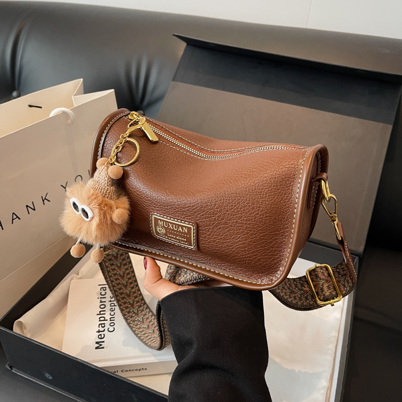 波士顿包包女2025新款高级感法棍单肩包今年流行宽带斜挎小枕头包