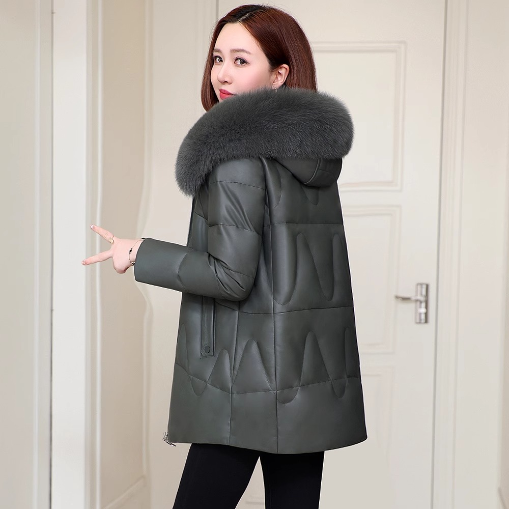 2025冬新款妈妈装绵羊皮纯色鸭绒羽绒服女连帽加厚皮大衣真皮外套