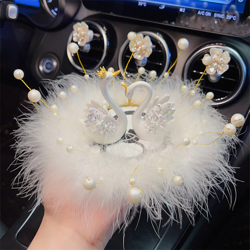 天鹅之梦车载山茶花女神款圆形毛毛垫汽车中控台摆件装饰简约香薰